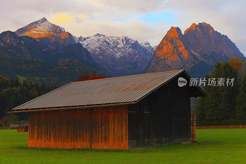 阿尔卑斯乡村木谷仓农场，与Zugspitze, Waxenstein和Alpspitze景观-戏剧性的景观在巴伐利亚阿尔卑斯山，德国，附近的卡文德尔山脉-雄伟的高山景观秋天-加尔米施，德国巴伐利亚